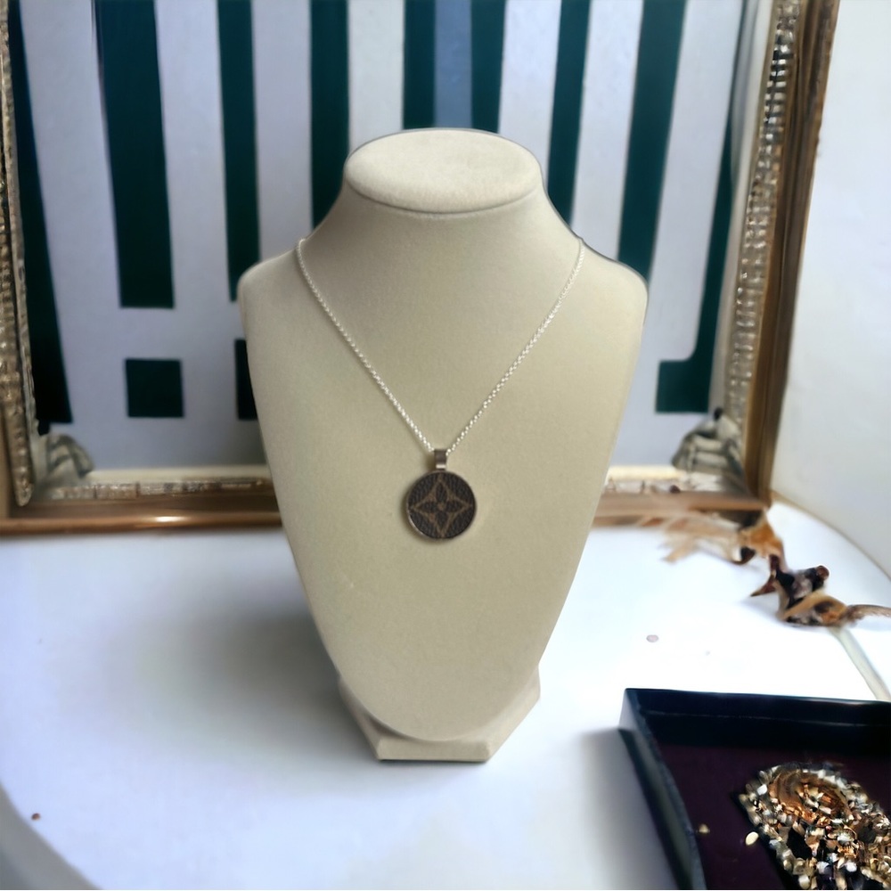 💲ALE 🏷️ LV Fluer Stamp Pendant